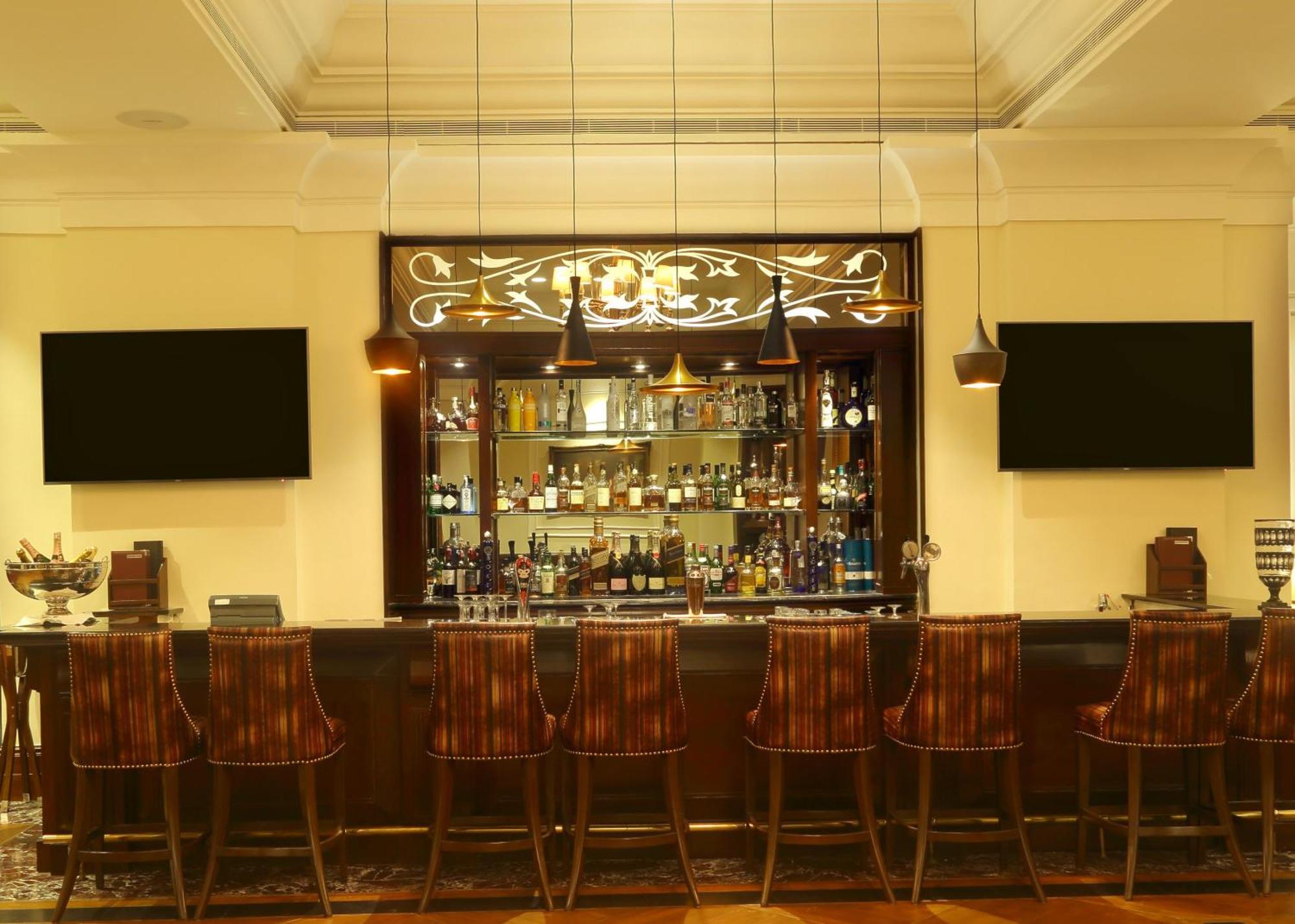Eros Hotel New Delhi, Nehru Place Kültér fotó The bar at the Imperial