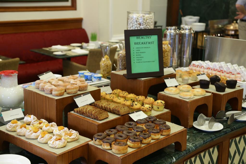 Eros Hotel New Delhi, Nehru Place Kültér fotó A selection of pastries at a buffet