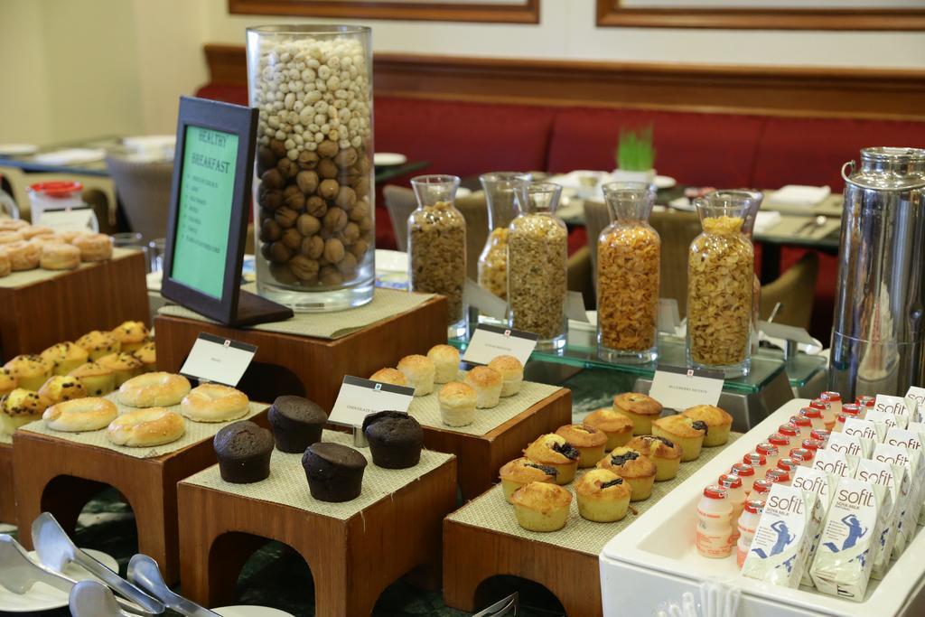 Eros Hotel New Delhi, Nehru Place Kültér fotó A selection of breakfast items