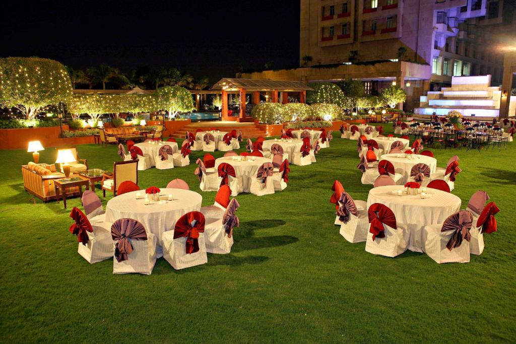Eros Hotel New Delhi, Nehru Place Kültér fotó The lawn at the Taj Bengal