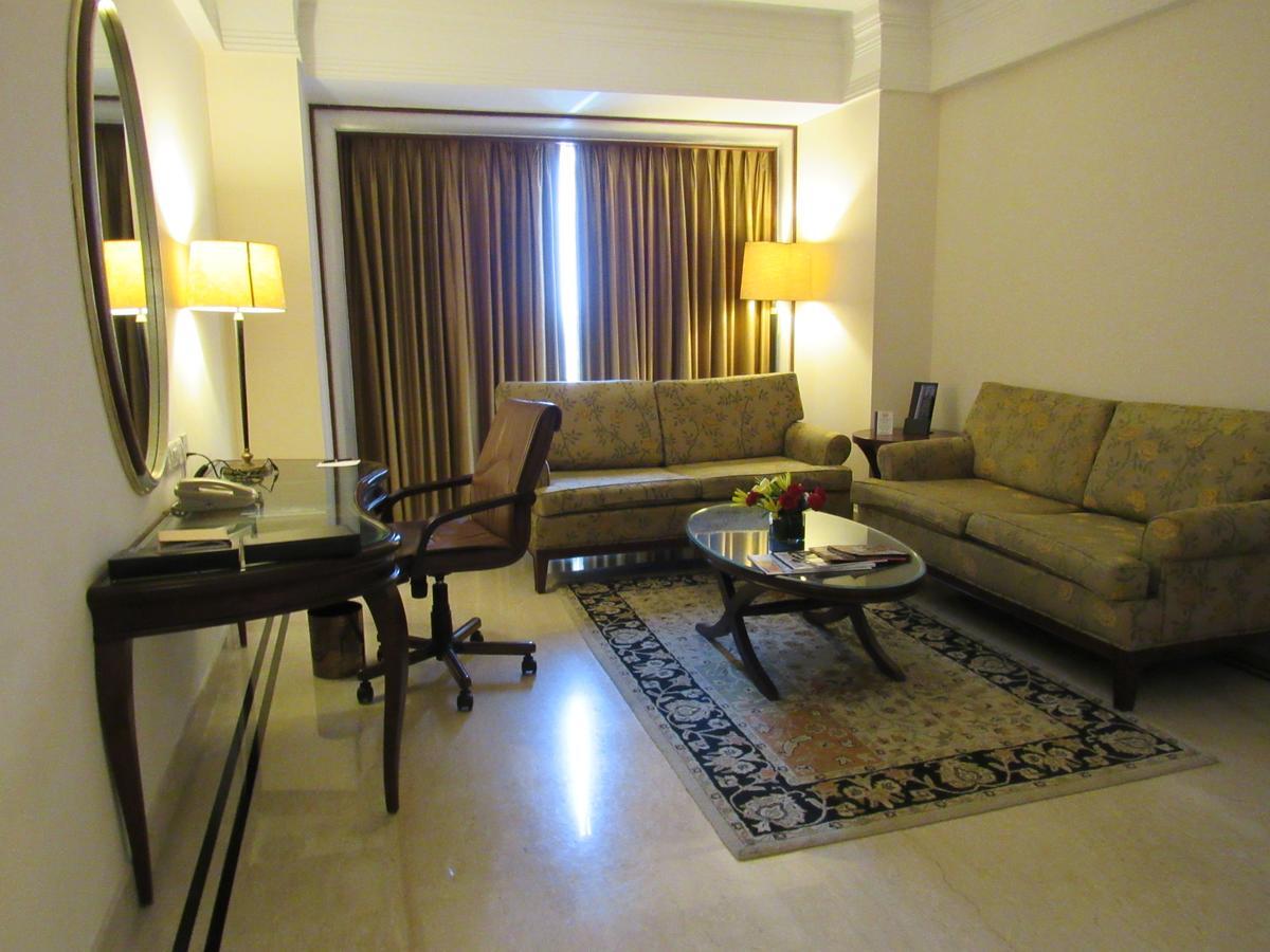 Eros Hotel New Delhi, Nehru Place Kültér fotó Living room of a suite at the Taj Mahal Palace, Mumbai