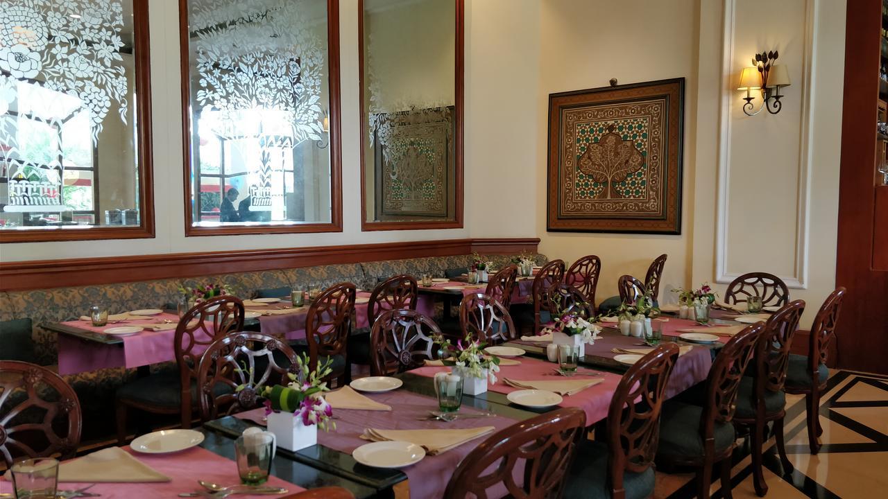 Eros Hotel New Delhi, Nehru Place Kültér fotó Interior of the restaurant
