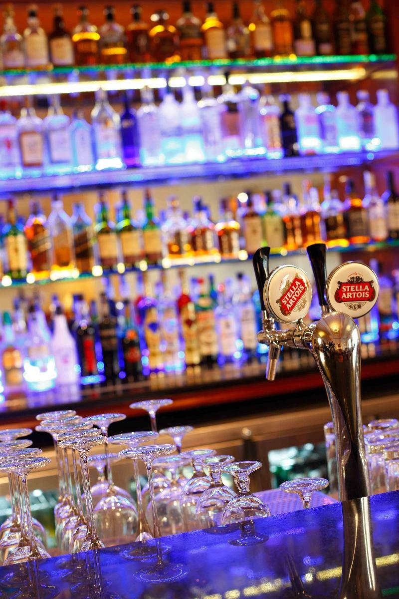 Eros Hotel New Delhi, Nehru Place Kültér fotó Stella Artois taps