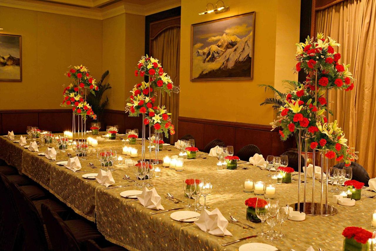 Eros Hotel New Delhi, Nehru Place Kültér fotó A table set for a formal dinner