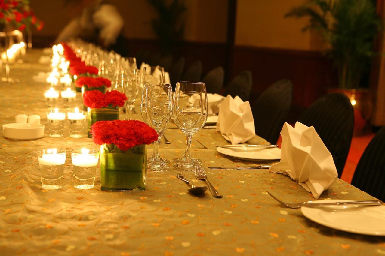 Eros Hotel New Delhi, Nehru Place Kültér fotó A table set for a formal dinner